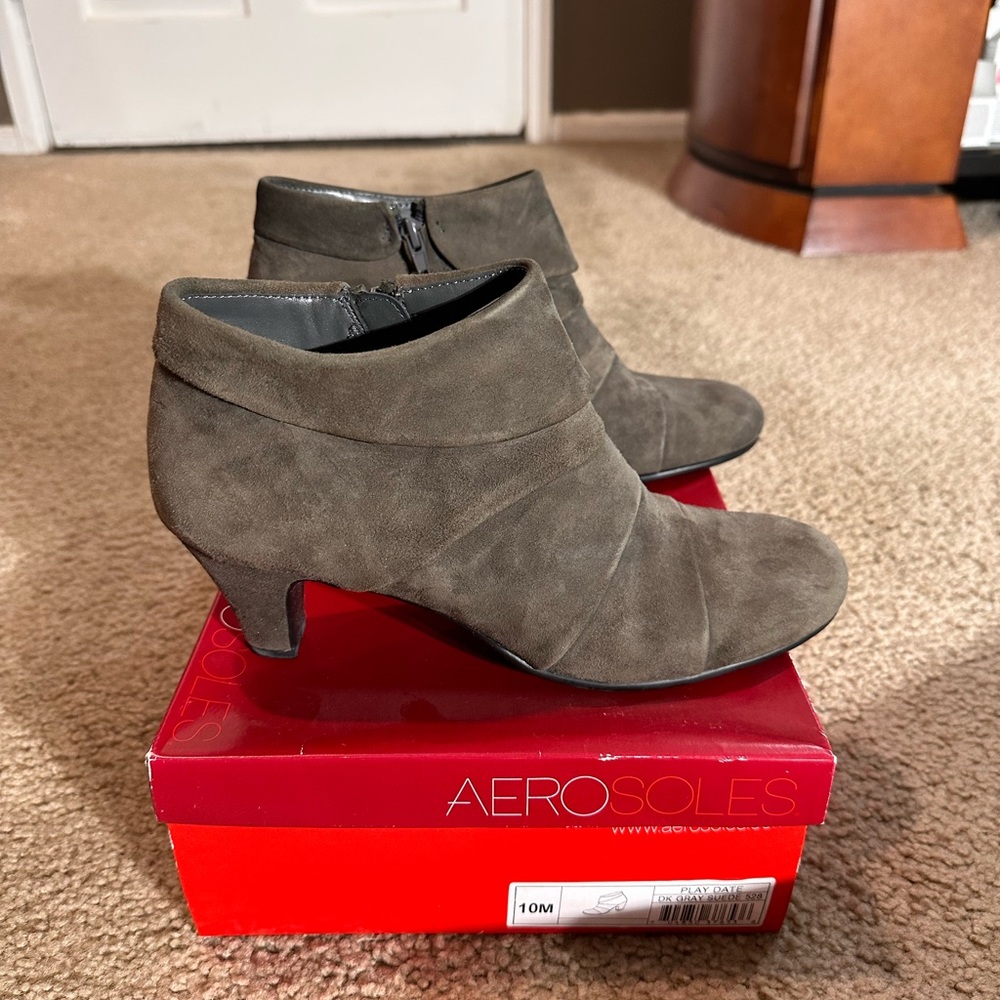 New womens Aerosoles booties taupe gray size 10 boots